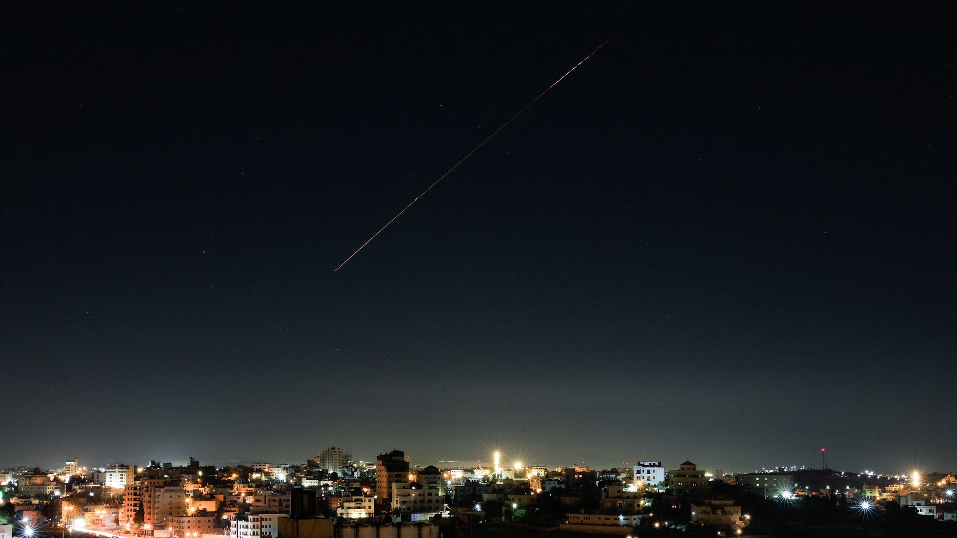 Irán Lanza Misiles Contra Israel y Rompe el Alto el Fuego de Abril